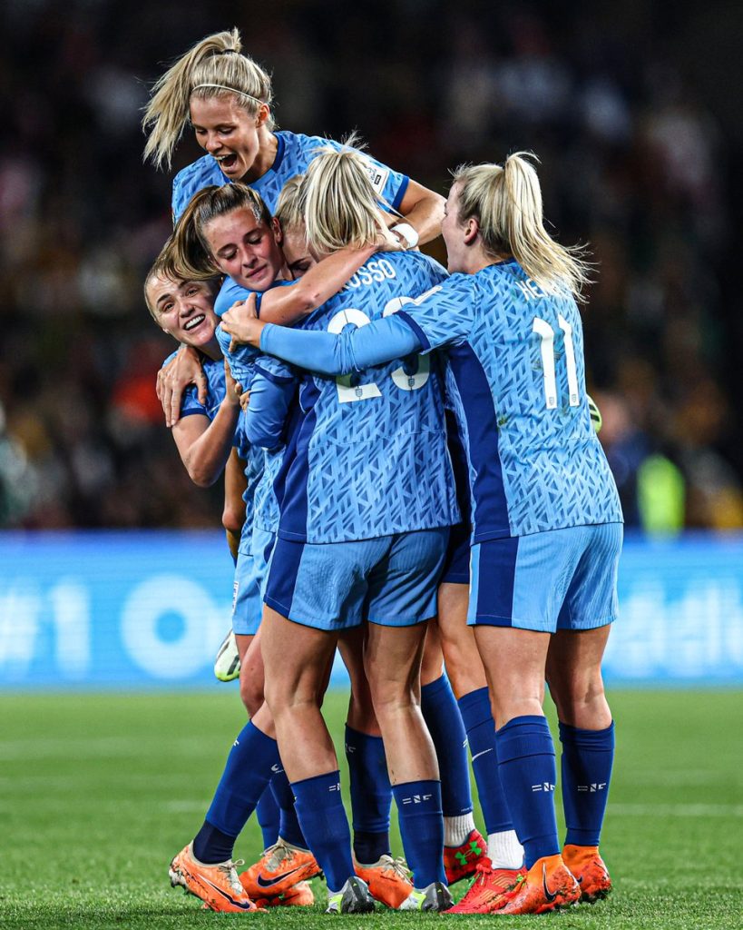 England reach World Cup final despite Kerr stunner