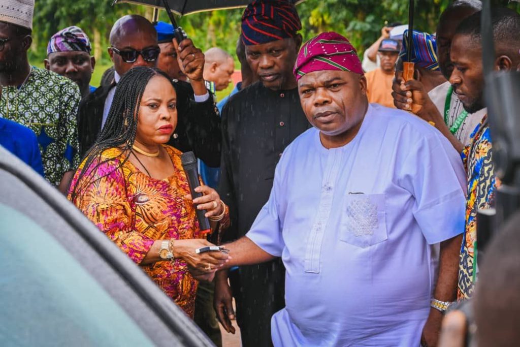 Ondo Govt Presents Official Vehicles To Lawmakers Ondo-lawmakers-cars