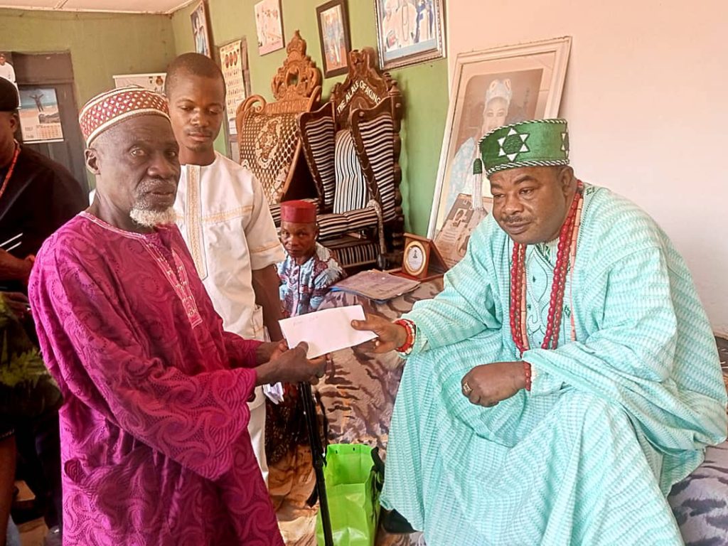 Foundation presents cash gift to 100 aged Akungba residents Foundation-Akungba