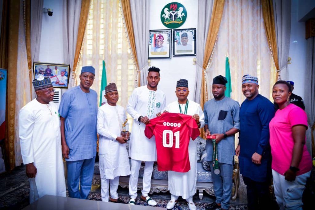 Ododo-hosts-Olorunleke