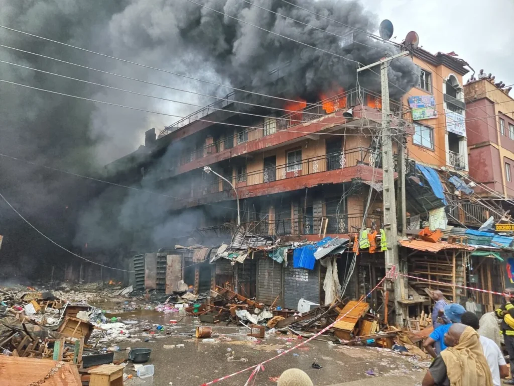 Lagos building collapses under intense fire Lagos building collapses under fire