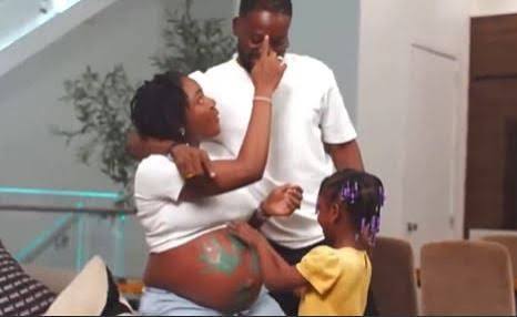 Simi Flaunts Baby Bump In Adekunle Gold’s New Music Video