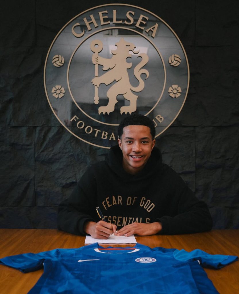 Chelsea sign Alao on two-year contract